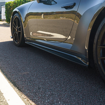 Porsche 992 Carrera carbon side skirt detail