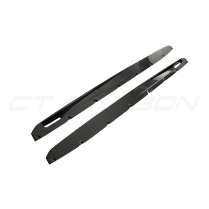 Lamborghini Urus carbon fibre side skirt detail