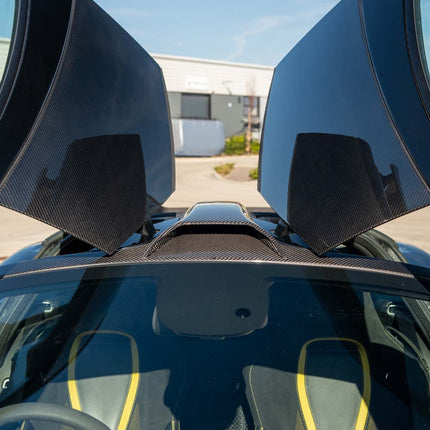 McLaren 720S carbon fibre roof scoop CT Design fitment view