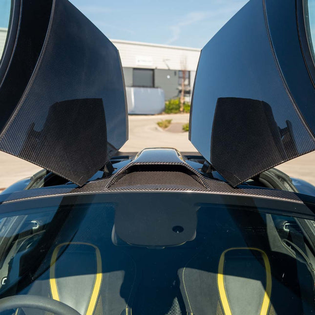 McLaren 720S carbon fibre roof scoop CT Design fitment view
