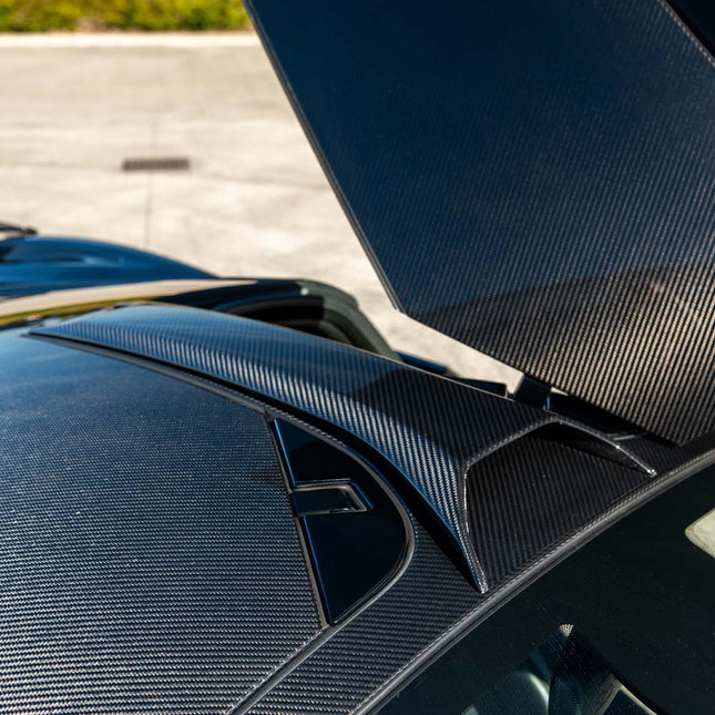 McLaren 720S carbon fibre roof scoop CT Design fitted on car
